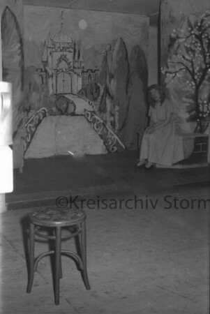 Weihnachtsmärchen: Hotel Oldesloer Hof: Saal: "Aschenputtel": Aufführung von Städtischem Musikkreis: Bühne: Szenenbild mit Schauspielerin: Aschenputtel vor Baum: 21. Dezember 1956
