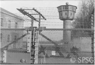 Mauerfall, Potsdam, Babelsberg, Grenzanlage, Tor nach Steinstücken.