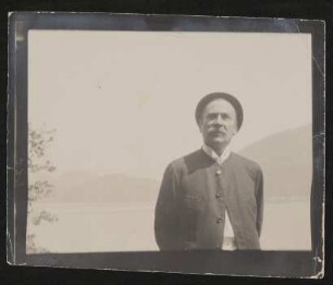 Max Burckhard, stehend, Halbfigur, vor dem Wolfgangsee
