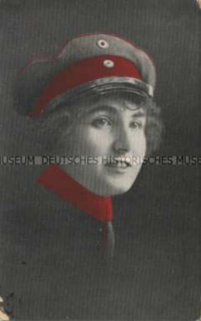 Junge Frau in Uniform