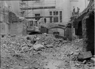 Dresden-Altstadt, Ständehaus, großer Innenhof, Abbruch der Einbauten. Minibagger mit Drucklufthammer