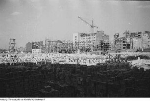 Dresden, Altmarkt. Neubebauung, Walter Weidauer auf der Baustelle - Blick zur Ruine der Sophienkirche, September 1953