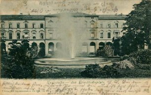 Postkartenalbum mit Motiven von Karlsruhe. "Karlsruhe. Der Friedrichsplatz". Brunnen und Gebäude am Friedrichsplatz