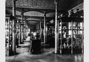 Blick in den westlichen Kunstkammersaal im Neuen Museum
