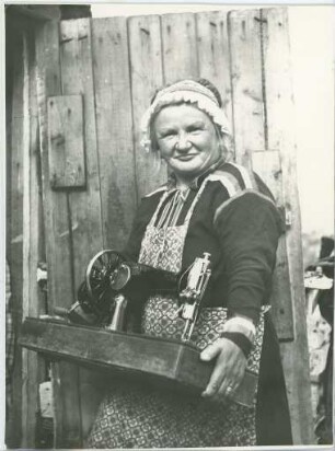 Frau mit Nähmaschine