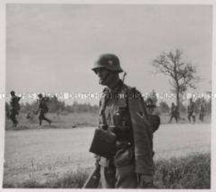Wehrmachtssoldaten, Soldaten in Rußland, Vorgehende Infanteristen