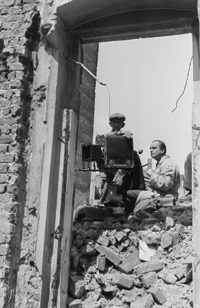 Aufnahmen vom Dreh des ersten deutschen Trümmerfilms "Die Mörder sind unter uns" durch die DEFA : Filmteam beim Dreh in den Trümmern von Berlin