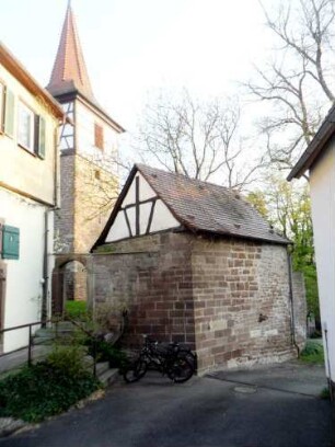 Ansicht von Südosten mit Kirche über Kirchhofmauer und Gaden