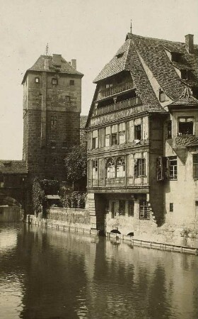 Nürnberg. Blick über die Pegnitz auf Henkersteg (Teilansicht), Henkerturm (1320/1325) und Wohnhaus
