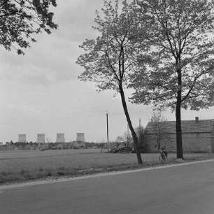 Blick auf das Gaskombinat Schwarze Pumpe aus Terpe. Terpe ist Ortsteil von Schwarze Pumpe. : Pohlad na płunokombinat Čorna Pumpa z Terpjeho. Terpje je wjesny dźěl Čorneje Pumpy.