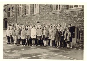 Knabenbürgerschule Klassenfoto. Klasse 4b der Weerthschule. Detmold. vor dem Gebäude der Weertschule (frühere Knabenbürgerschule), Siegfriedstraße 4