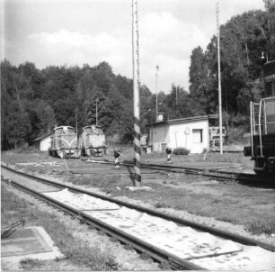 Tschechien. Bahnstation an der Bahnstrecke Liberec–Kořenov. Ansicht mit zwei dieselhydraulischen Rangierlokomotiven der Tschechischen Bahn (CD)