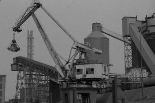 Duisburg: Hafenrundfahrt, Kohlenmischanlage im Hafenbecken