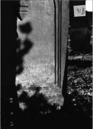 Grabstein 41 (Index: 99798246) Material: Sandstein, rot Zustand: stark verwittert Maße HxBxT: 123x56x11 cm Beschreibung: Stele, Spitzbogenabschluß, Sockel Symbolik: Maßwerk: Grabstein 41B
