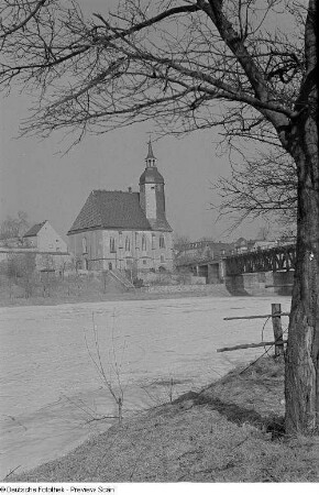 Blick auf Petrikirche und Brücke über die Zwickauer Mulde im Winter