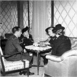 Tee-Empfang bei Reichspropagandaminister Goebbels und dessen Frau Madga während des Internationalen Frauentreffens