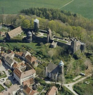 Stolpen. Stadtkirche und Burg. Luftbild-Schrägaufnahme von Nordwesten
