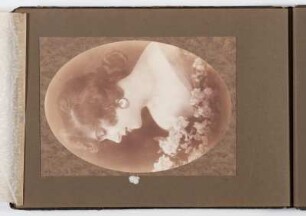 Albumseite mit Damenporträt im Profil : Großbürgerliches Familienalbum aus Berlin 1900-1930. Kartoneinband mit Kordelbindung; 25 x 36,5 x 2,5 cm (um 1910). Dresden: SLUB/DF 2017.D.102