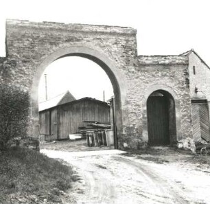 Oelzschau. Wohl ehemaliger Pfarrhof. Straßenseite der Toranlage