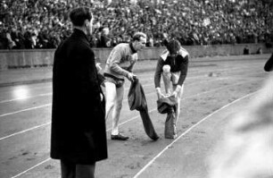 Berlin: Olympiastadion; Läufer ziehen Trainingshosen aus; vor dem Start