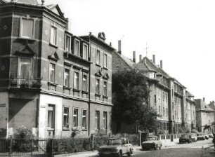 Dresden-Mickten, Naundorfer Straße 18 und 16/10. Wohnhaus und Wohnanlage der Wohnungsbaugenossenschaft für Dresden und Vororte e.G.m.b.H. (um 1900 und um 1926). Straßenansicht von Südwesten