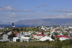Stadtübersicht von Reykjavik Richtung Norden : Stadtübersicht der Hauptstadt Reykjavik, aufgenommen am 29. Mai 2012 von der Aussichtsplattform des Heißwasserspeichers Perlan auf dem Hügel Öskuhlid