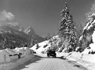 Winterbilder. Freigefräste Straße bei Garmisch (heute Garmisch-Partenkirchen)
