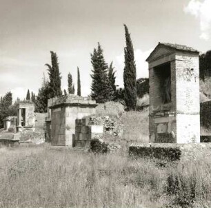 Pompeji. Gräberstraße vor dem Nocerator. Gräber an der Südseite