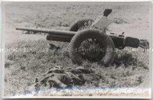 Toter sowjetischer Soldat neben seiner Panzerabwehrkanone