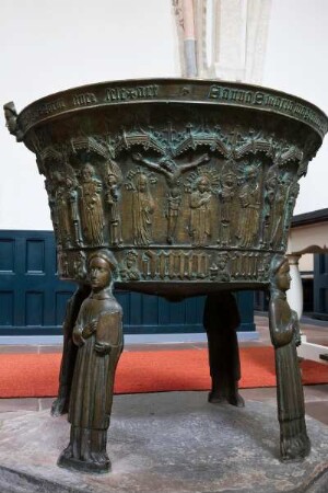 Deutschland. Niedersachsen. Eilsum. Evangelisch reformierte Kirche. Bronzetaufe. 1472 gegossen von Ghert Klinghe