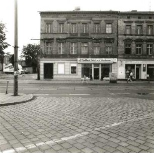 Cottbus, Straße der Jugend 153. Wohnhaus mit Laden (E. 19. Jh.). Straßenfront