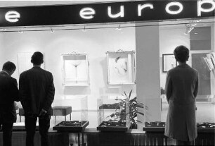 Berlin: Europa-Center; Fenster mit Gemälden