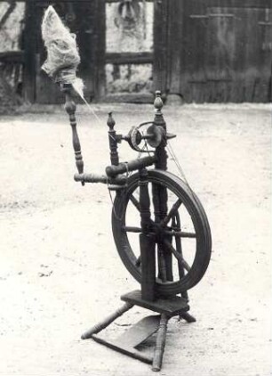 Spinnrad aus Sabrodt : Handwerkstechniken - Spinnerei. Ort: Zabrod / Sabrodt. Spinnrad (kołwrót)