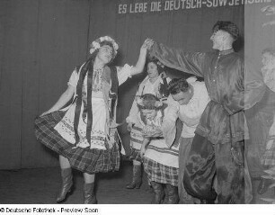 Tanzende einer Kulturveranstaltung der HO Industriewaren Leipzig-Stadt im Rahmen des Monats der Deutsch-Sowjetischen Freundschaft