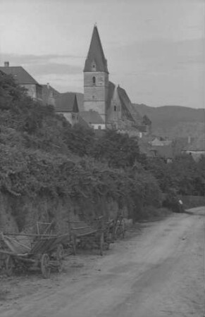 Weißenkirchen: Kirche, Vordergrund Straße am Weinberg