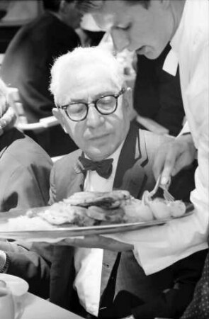 12. Tagung 1962 Physik; Bayrisches Frühstück: Isidor I. Rabi wird serviert