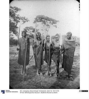 Masai-Krieger mit Speeren