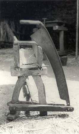 Landwirtschaftliches Arbeitsgerät in Sabrodt, Strohschneidestock : Viehwirtschaft - häusliche Viehwirtschaft. Ort: Zabrod / Sabrodt. Haus Nr. 57. Schneidestock. Vorderansicht, komplett.