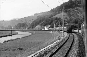 Biberach: Schwarzwaldbahn; Zugbegegnung im Kinzigtal bei Biberach
