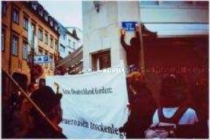 Überkleben von Straßennahmen - Attac-Aktionstag gegen Steueroasen in Luxemburg