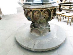 Stiftskirche-Langhaus Innen - Taufbecken (Gotisch) mit Ornamentik und halbplastischen Figuren in Farbigkeit-Detailansicht 03