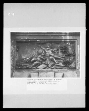 Putti mit Meßinstrumenten
