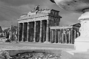 Berlin. Blick über die zerstörte südliche Springbrunnenanlage am Hindenburgplatz nach Nordosten zum Brandenburger Tor