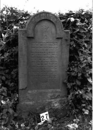 Grabstein 27 (Index: 99891816) Material: Sandstein Zustand: gut Maße HxBxT: 126x57x10 cm Beschreibung: rechteckige Stele mit Rundbogenabschluß: Grabstein 27