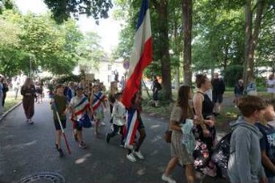 Bad Oldesloe: Kindervogelschießen: Am Bürgerpark, Blickrichtung Westen: Einzug auf den Exer: Festumzug Klaus-Groth-Schule Klasse 1b, teils mit Blumenschmuck: im Hintergrund Jugendfreizeitstätte (JuZe): 13. Juli 2023