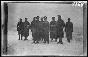 bei Illawcze (=Ilavche, Ukraine) am Dometscherposten: 9 russische Soldaten und Offiziere auf einer verschneiten Landstraße mit 3 Offizieren im Vordergrund ("russische Parlamentäre: Garde-Regiment Ismailowski, Hauptmann Kilew")
