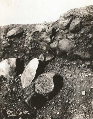 Leipziger Land bei Taucha. Anschnitt eines Endmoränenhügels mit Gletscherschrammen am untersten Block