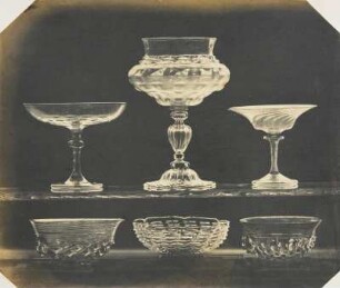 Fünf Schalen und eine Vase von gepresstem venezianischem Glase, drei Fünftel Naturgröße, 15. u. 16. Jahrhundert