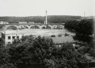 Limbach-Oberfrohna, Eisenbahnbrücke : Limbach-Oberfrohna. Eisenbahnbrücke über die Kellerwiese und die Peniger Straße. Massive Bogenbrücke mit sechs Bogen. Ansicht mit Kellerwiese