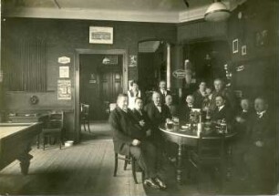 Gaststätte. Gastraum (Teilansicht). Stammtisch mit Gästen